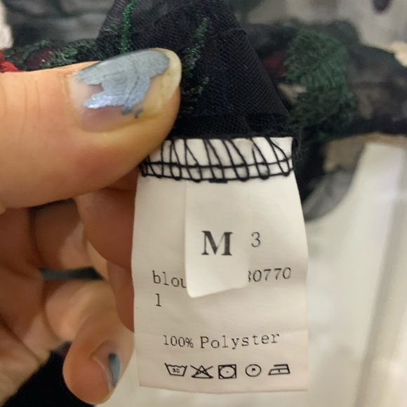 3/$16 Sheer Floral Black Top Size M - Picture 4 of 4